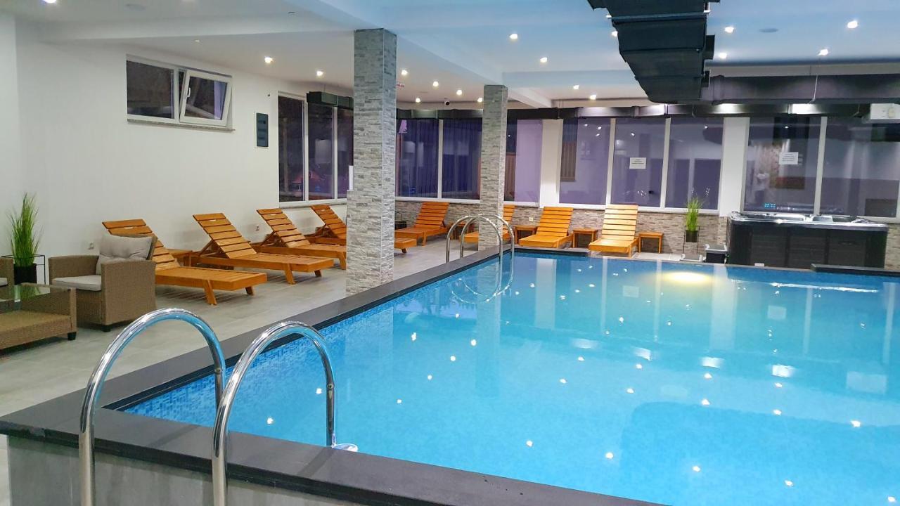 Hotel Central ヴラシチ エクステリア 写真